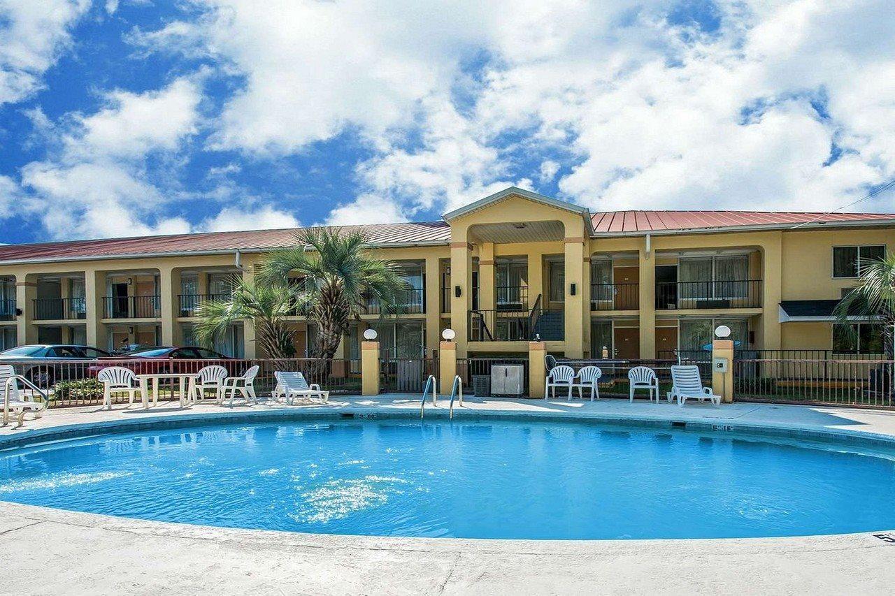 Red Roof Inn Evergreen Exterior photo